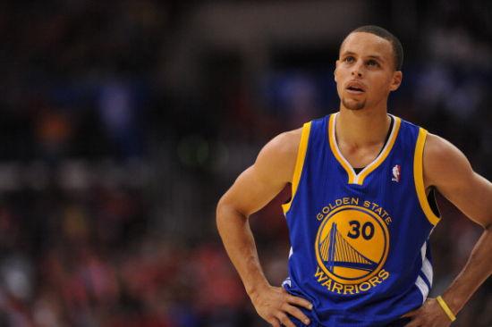 斯蒂芬库里在家里为自己老婆阿耶沙过生日,你觉得库里是个什么样的男人...