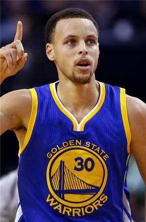 斯蒂芬库里在家里为自己老婆阿耶沙过生日,你觉得库里是个什么样的男人...