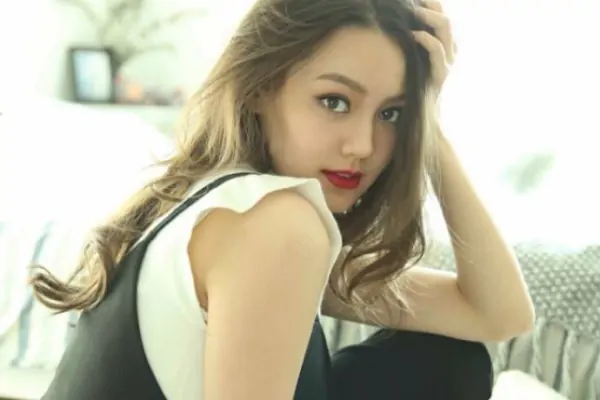 Abgelababy签下长相酷似迪丽热巴的艺人是为了压制钟楚曦?
