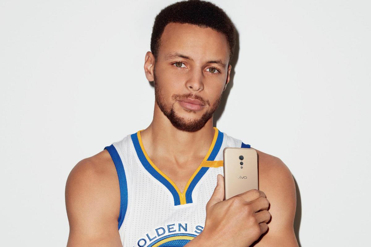 斯蒂芬库里在家里为自己老婆阿耶沙过生日,你觉得库里是个什么样的男人...